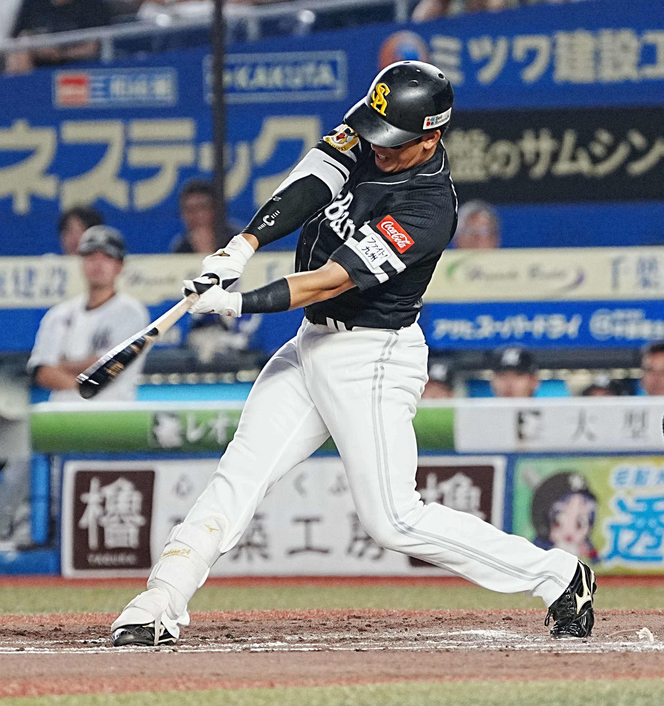 ロッテ対ソフトバンク　2回表ソフトバンク2死二塁、栗原は先制の中前適時打を放つ（撮影・小沢裕）