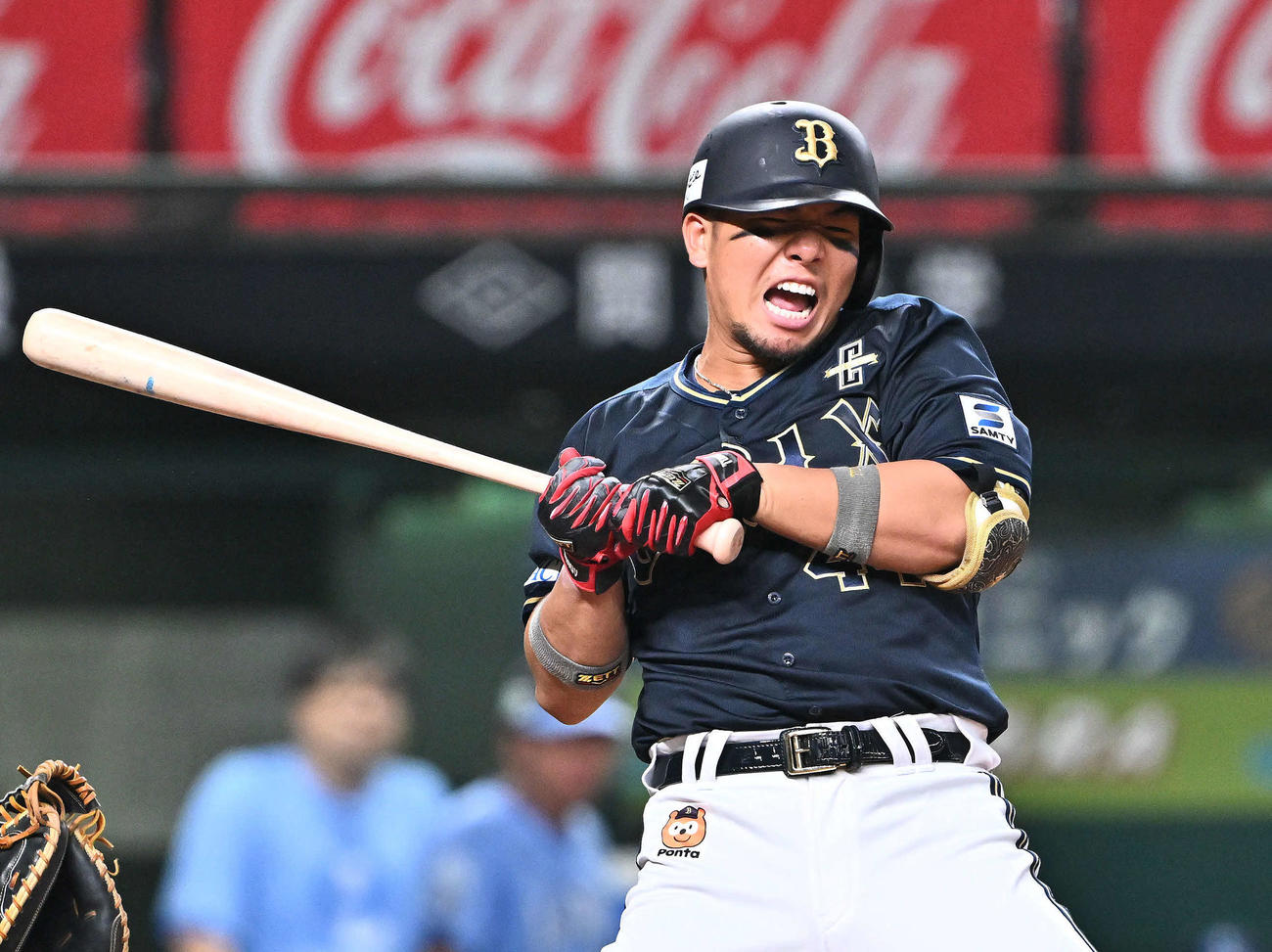 西武対オリックス　4回表オリックス無死一塁、死球を受け厳しい表情の頓宮（撮影・滝沢徹郎）