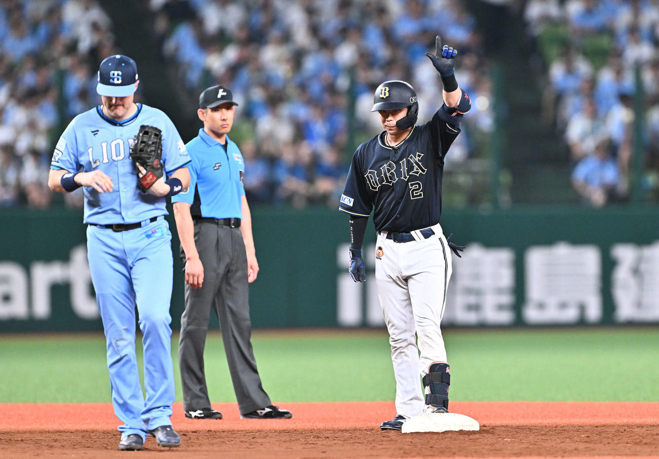 西武対オリックス　回表オリックス1死二、三塁、若月（右）は2点適時二塁打を放ちポーズを決める（撮影・滝沢徹郎）