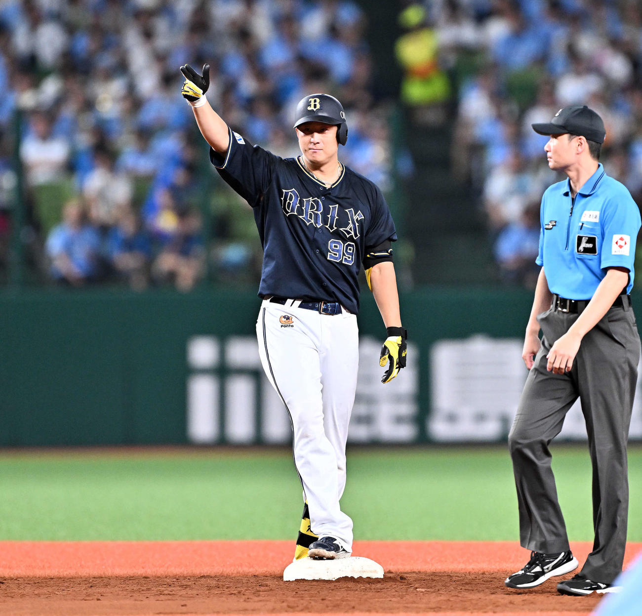 西武対オリックス　4回表オリックス無死一、二塁、杉本は左翼に適時二塁打を放ちポーズを決める（撮影・滝沢徹郎）