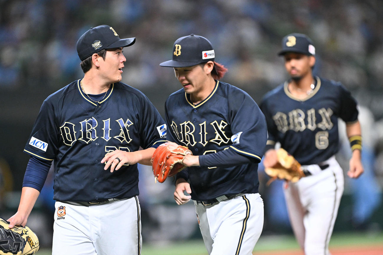 西武対オリックス　5回裏西武2死一塁、源田を遊ゴロに仕留め笑顔で引き揚げる九里（左）（撮影・滝沢徹郎）