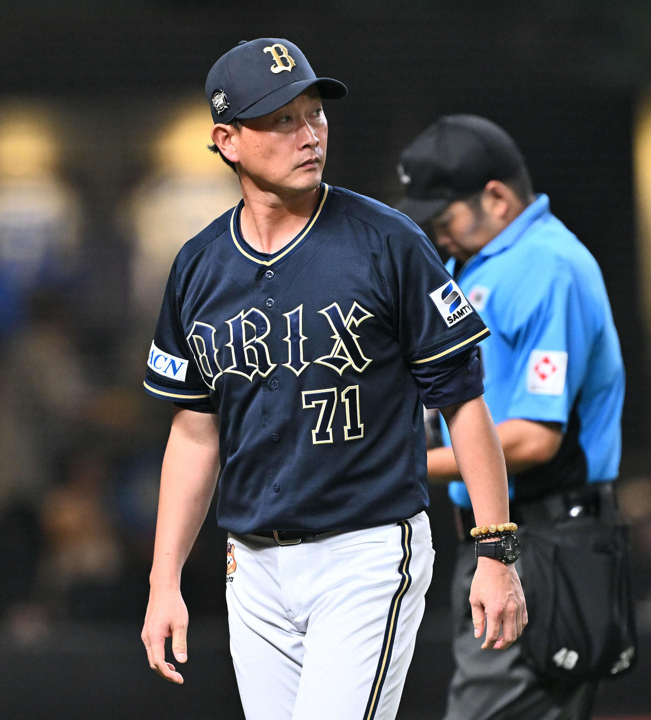 西武対オリックス　交代を伝えるオリックス岸田監督（撮影・滝沢徹郎）
