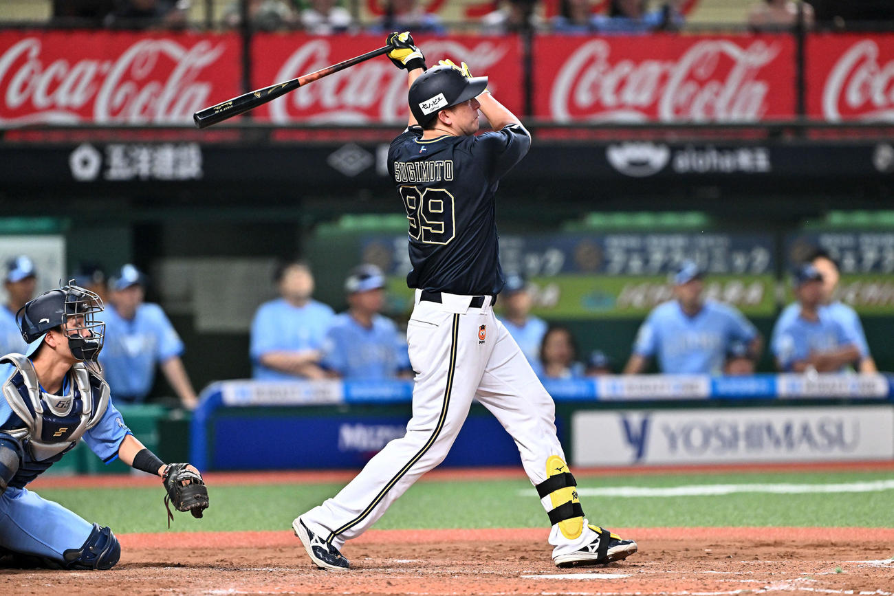 西武対オリックス　9回表オリックス無死、杉本は左中間へソロ本塁打を放つ（撮影・滝沢徹郎）