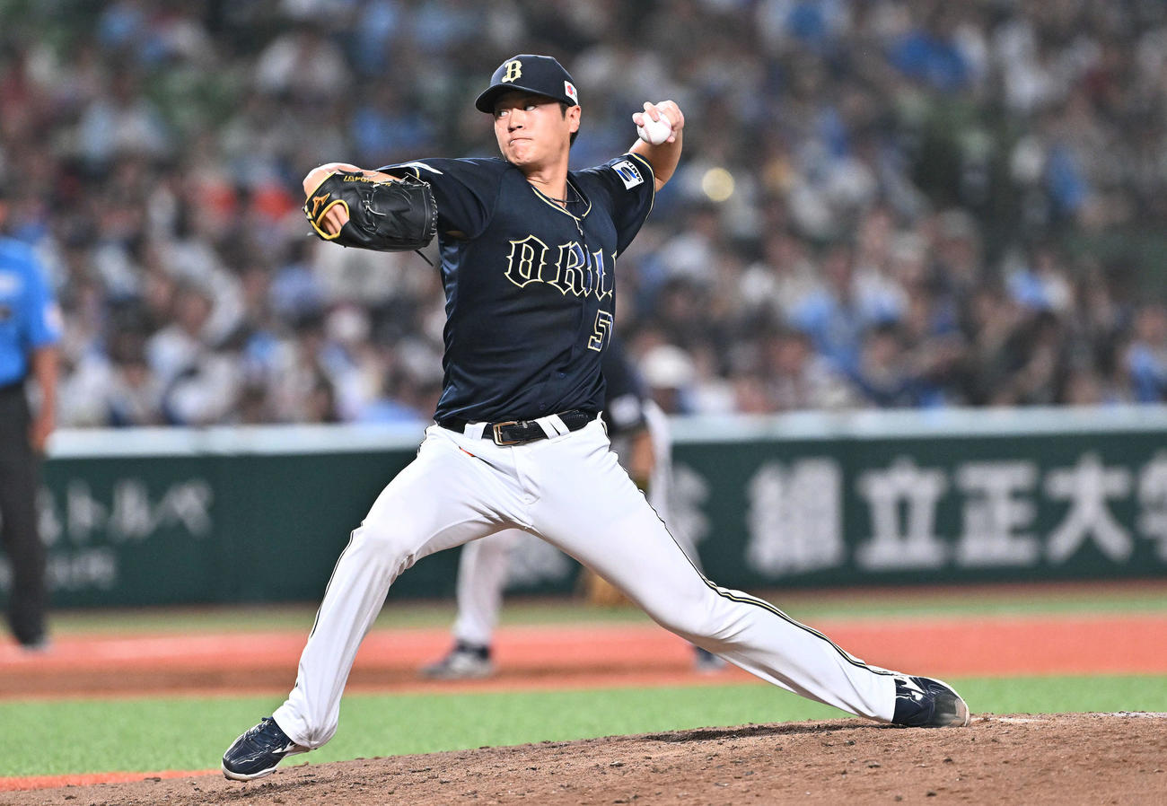 西武対オリックス　8回裏、オリックス2番手で登板する山田（撮影・滝沢徹郎）