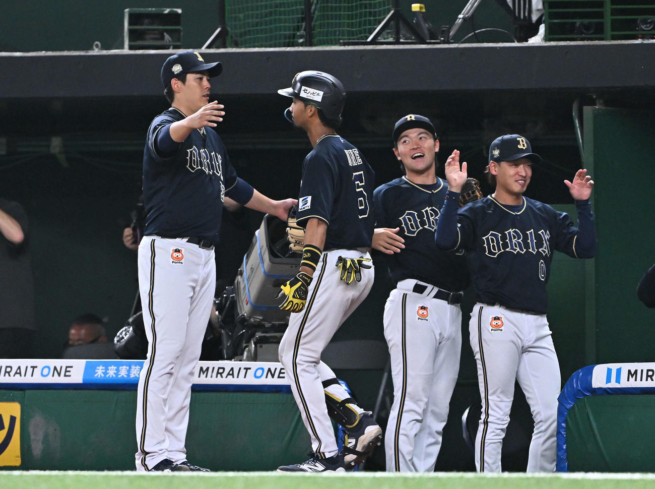 西武対オリックス　2回表オリックス1死一、三塁、先制3点本塁打を放った宗（左から2人目）を迎える九里（左）（撮影・滝沢徹郎）