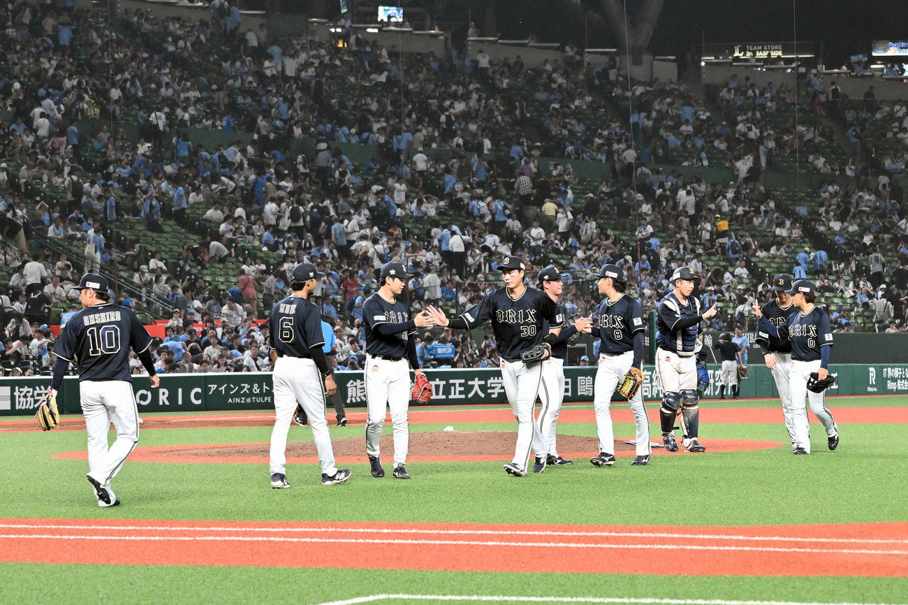 西武対オリックス　試合に勝利しタッチを交わすオリックスの選手たち（撮影・滝沢徹郎）