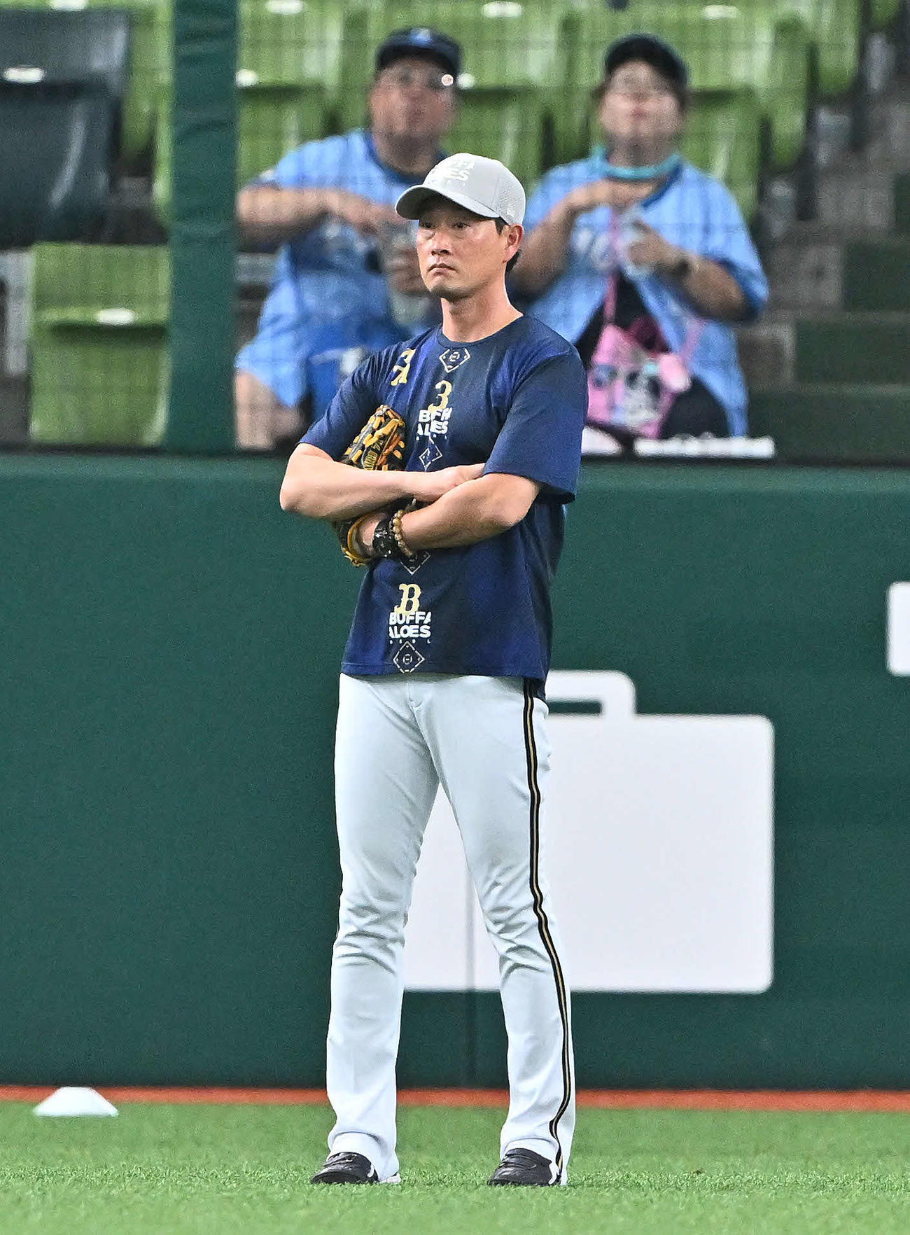 西武対オリックス　試合前練習を見守るオリックス岸田監督（撮影・滝沢徹郎）