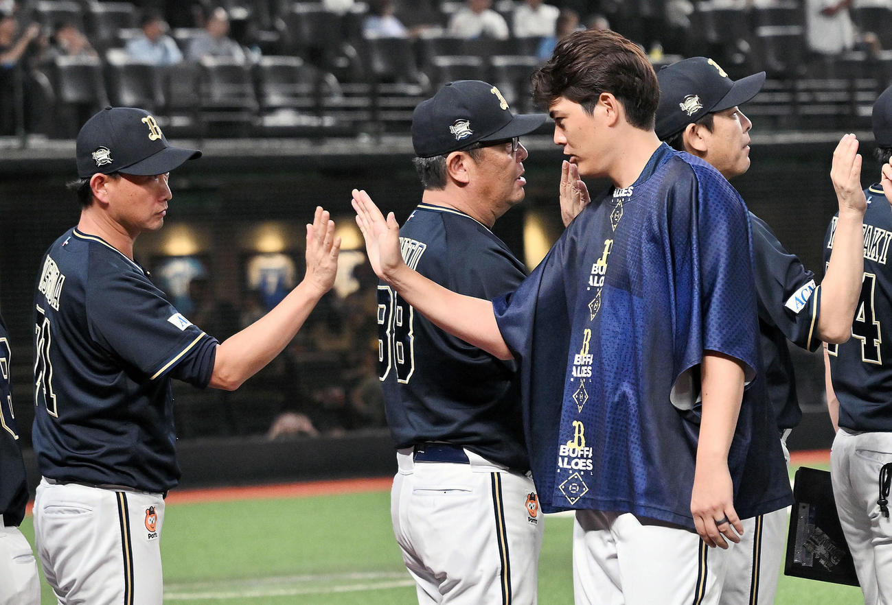 西武対オリックス　試合後、オリックス岸田監督（左）は九里とタッチを交わす（撮影・滝沢徹郎）