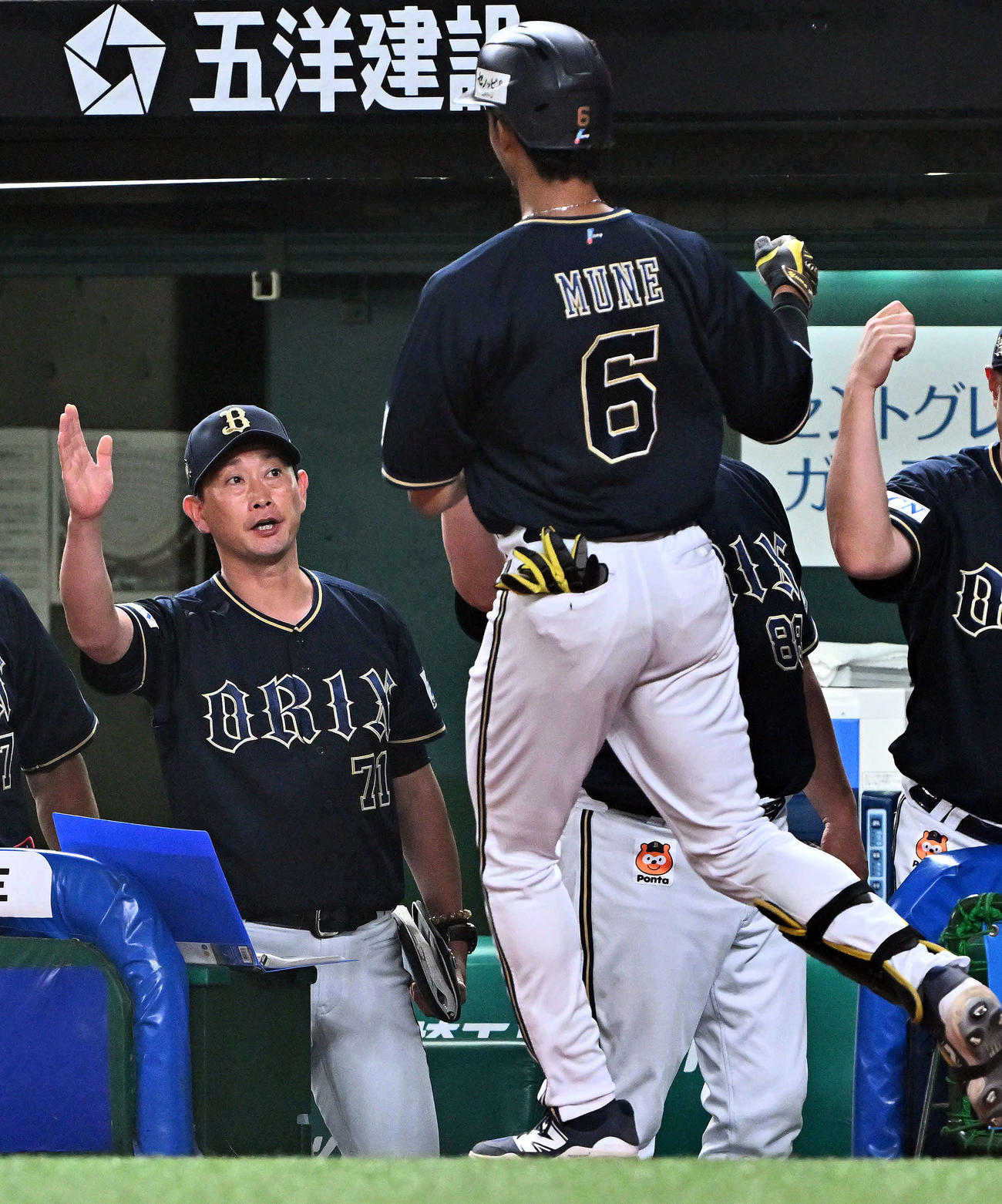 西武対オリックス　2回表オリックス1死一、三塁、先制3点本塁打を放った宗（手前）を迎える岸田監督（撮影・滝沢徹郎）