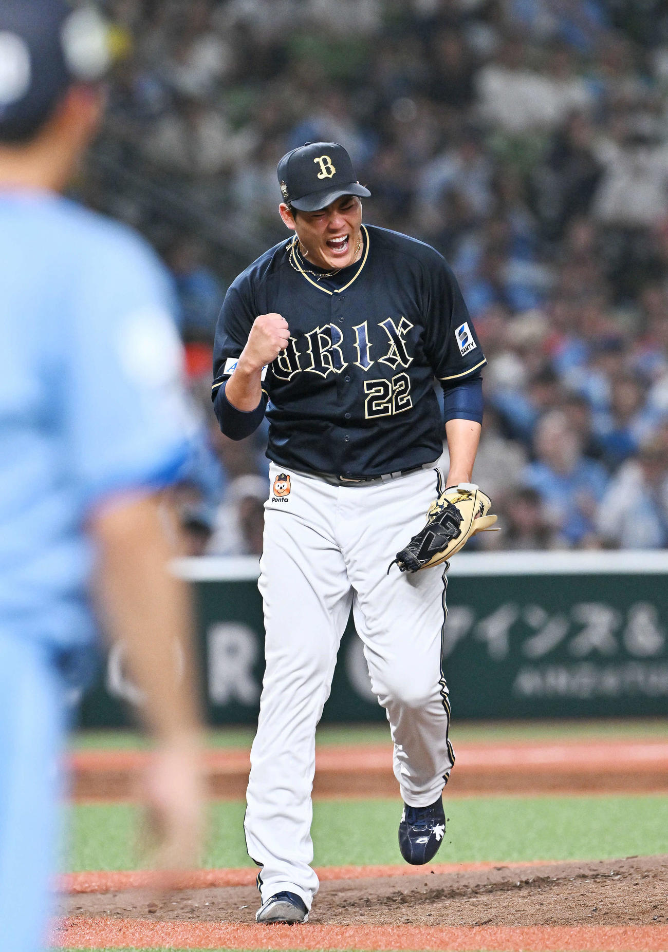 西武対オリックス　4回裏西武2死二塁、渡部聖を空振り三振に仕留め雄たけびを上げる九里（撮影・滝沢徹郎）