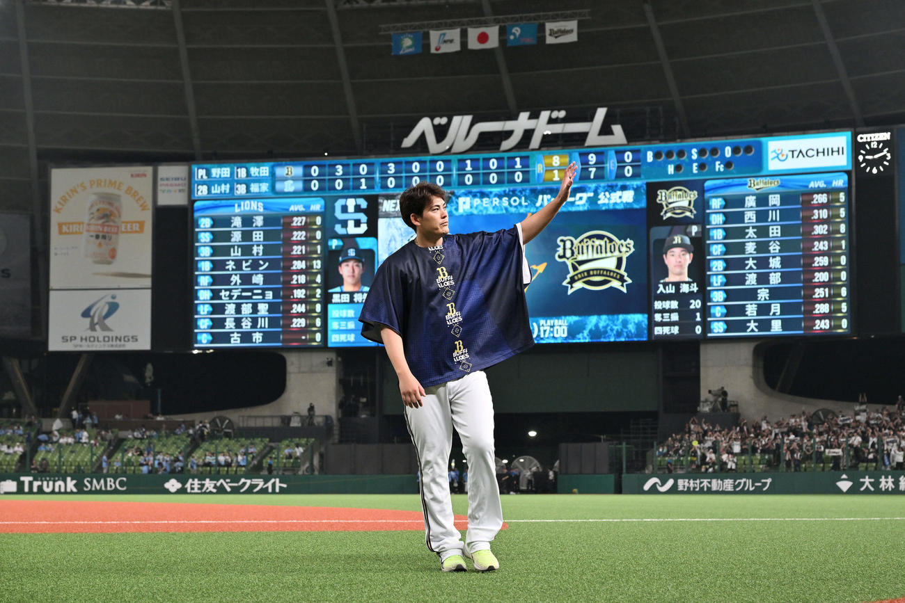 西武対オリックス　ヒーローインタビューを終えファンに手を振るオリックス九里（撮影・滝沢徹郎）