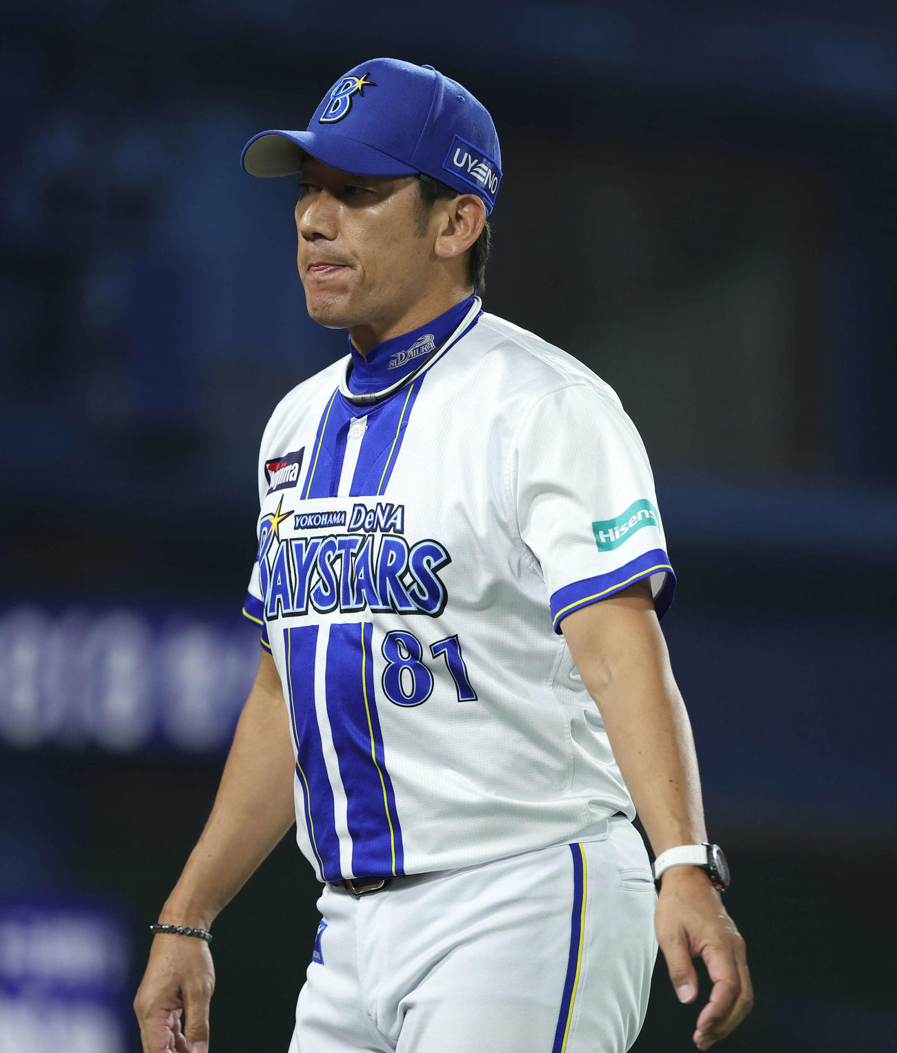 DeNA対中日　6回裏を終え、選手交代を告げる三浦監督（撮影・河田真司）