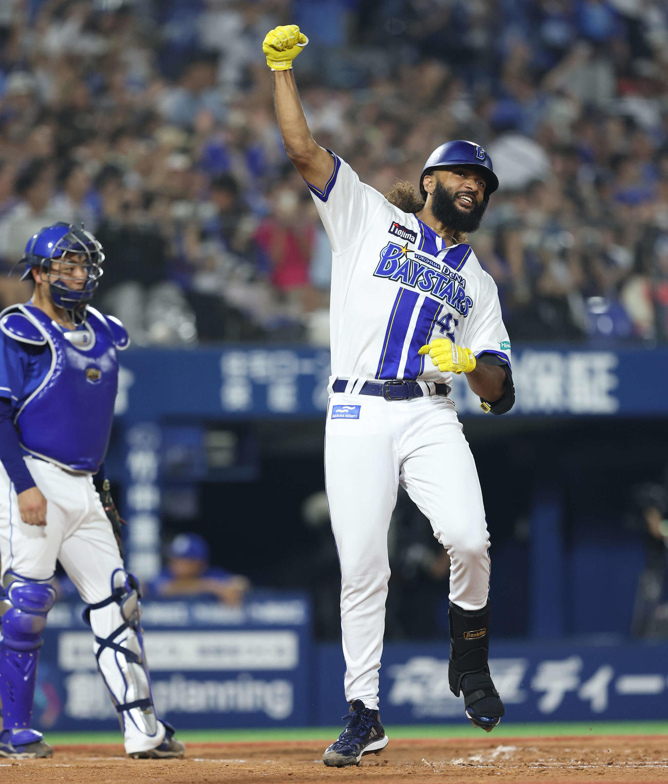 DeNA対中日　2回裏DeNA2死一、三塁、左中間先制3点本塁打で生還しガッツポーズするジャクソン（撮影・河田真司）