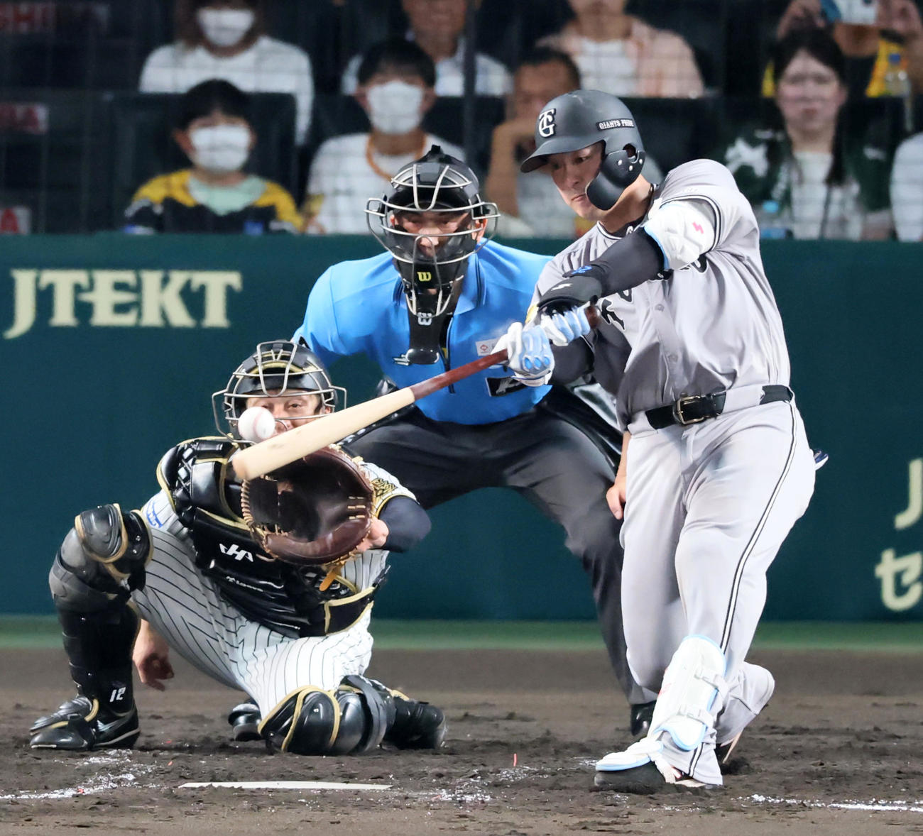 阪神対巨人　4回表巨人1死一、二塁、岸田は中前適時打を放つ（撮影・加藤哉）