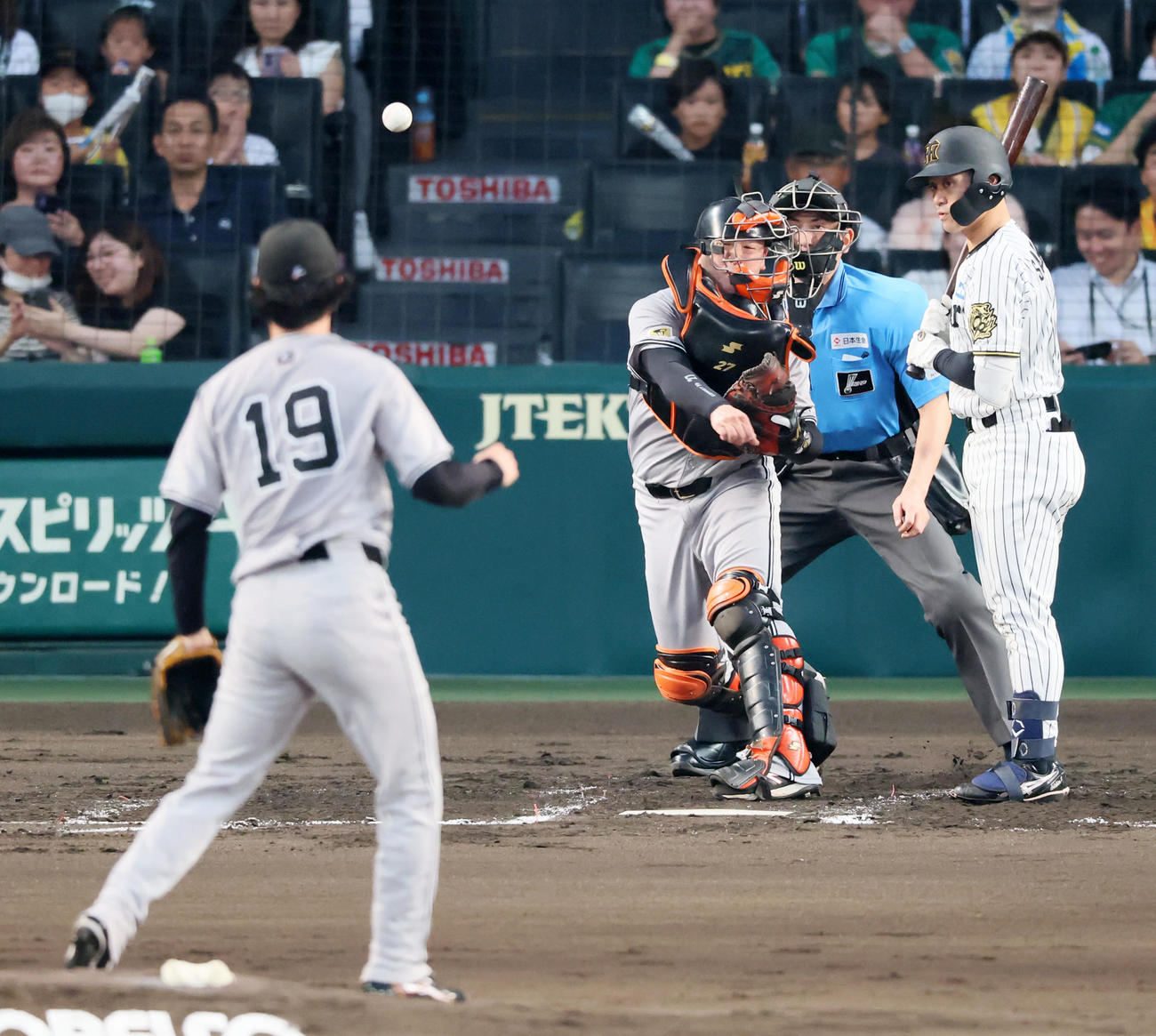 阪神対巨人　2回裏阪神2死一塁、一塁走者熊谷の二塁盗塁を刺す岸田。打者坂本（撮影・加藤哉）