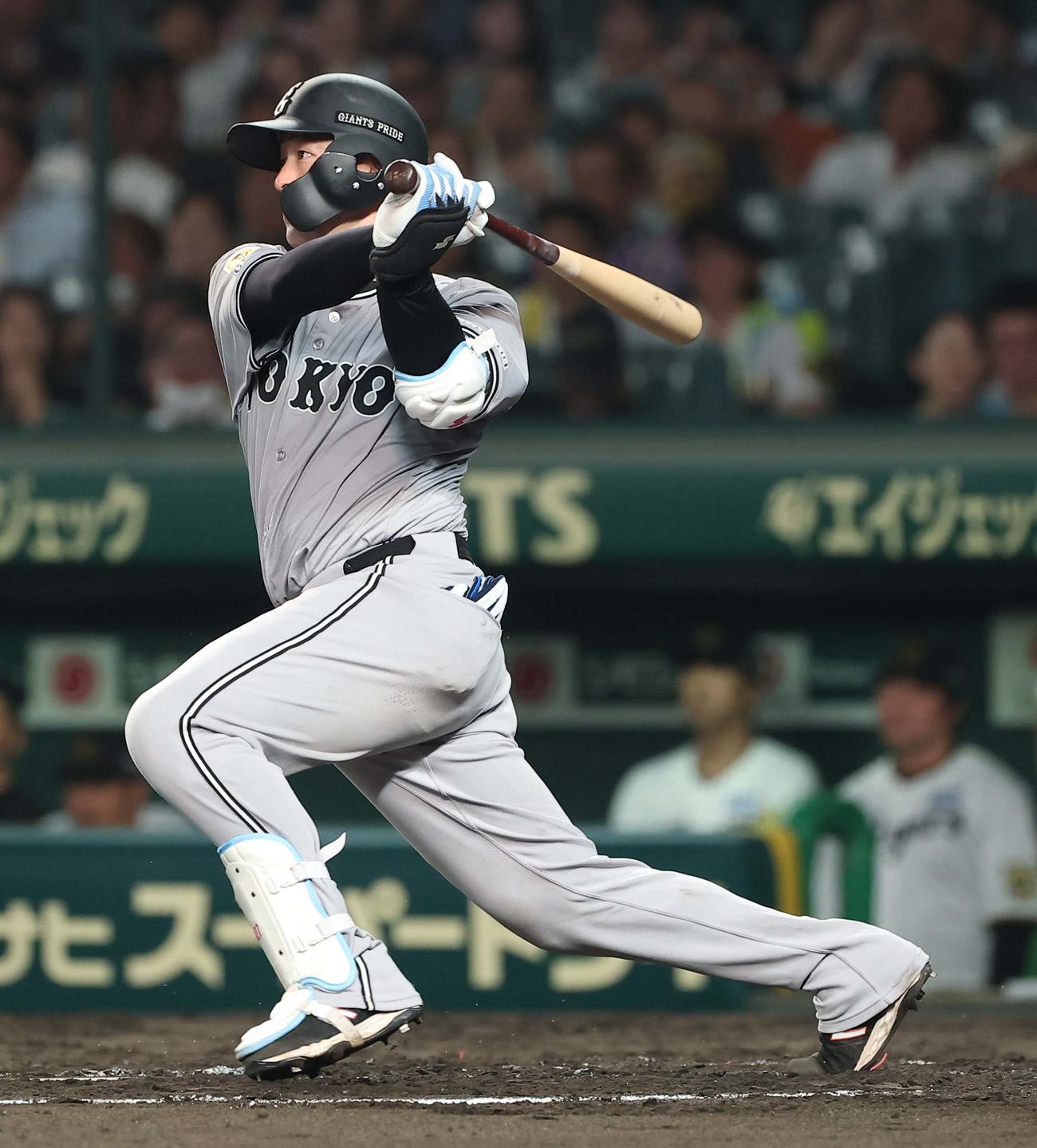 阪神対巨人　4回表巨人1死一、二塁、岸田は先制適時打を放つ（撮影・上田博志）