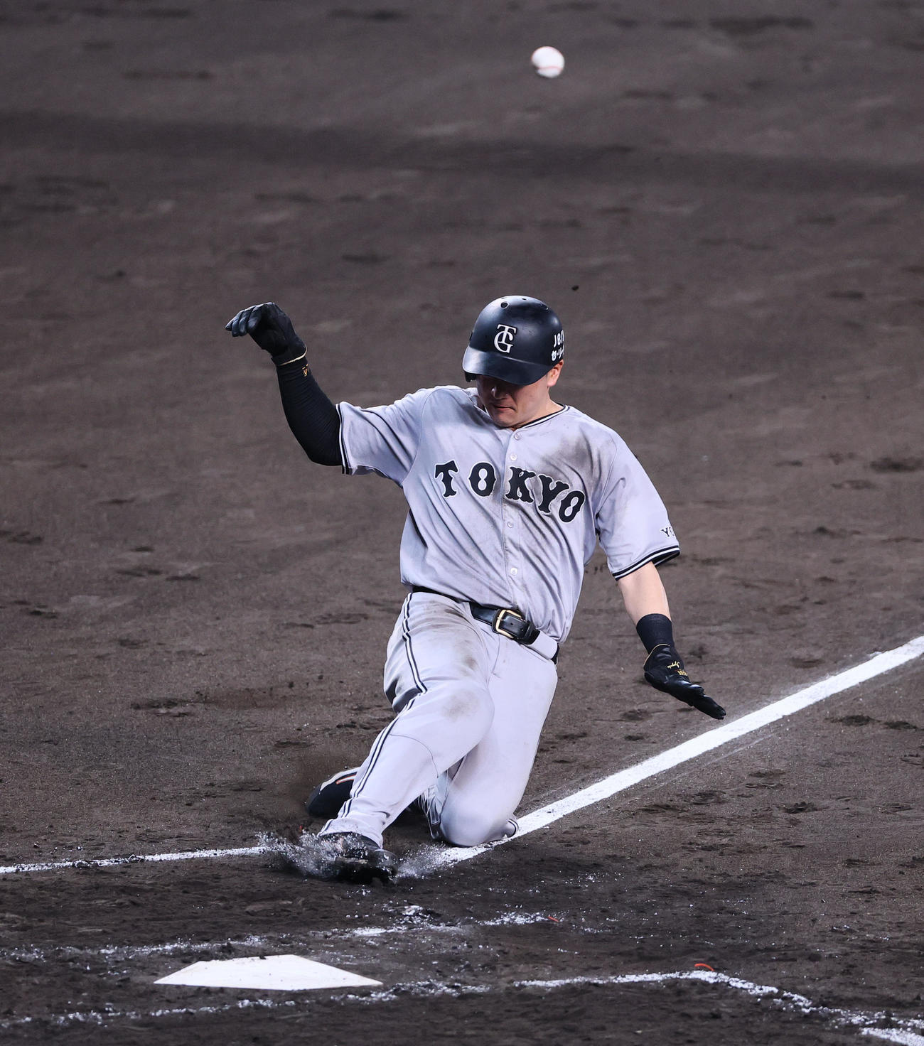 阪神対巨人　4回表巨人1死一、二塁、岸田の中前適時打で生還する泉口（撮影・藤尾明華）