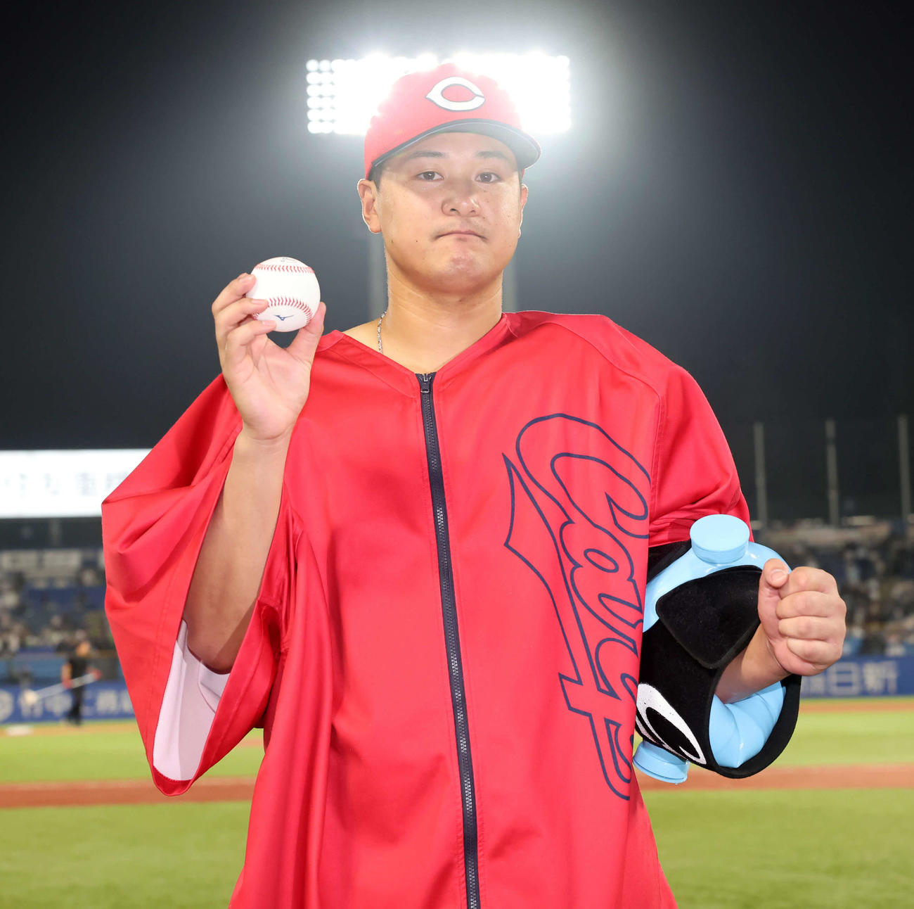 ヤクルト対広島　ヒーローインタビューを終え、ウイニングボ－ルを手にポーズを決める広島森（撮影・浅見桂子）
