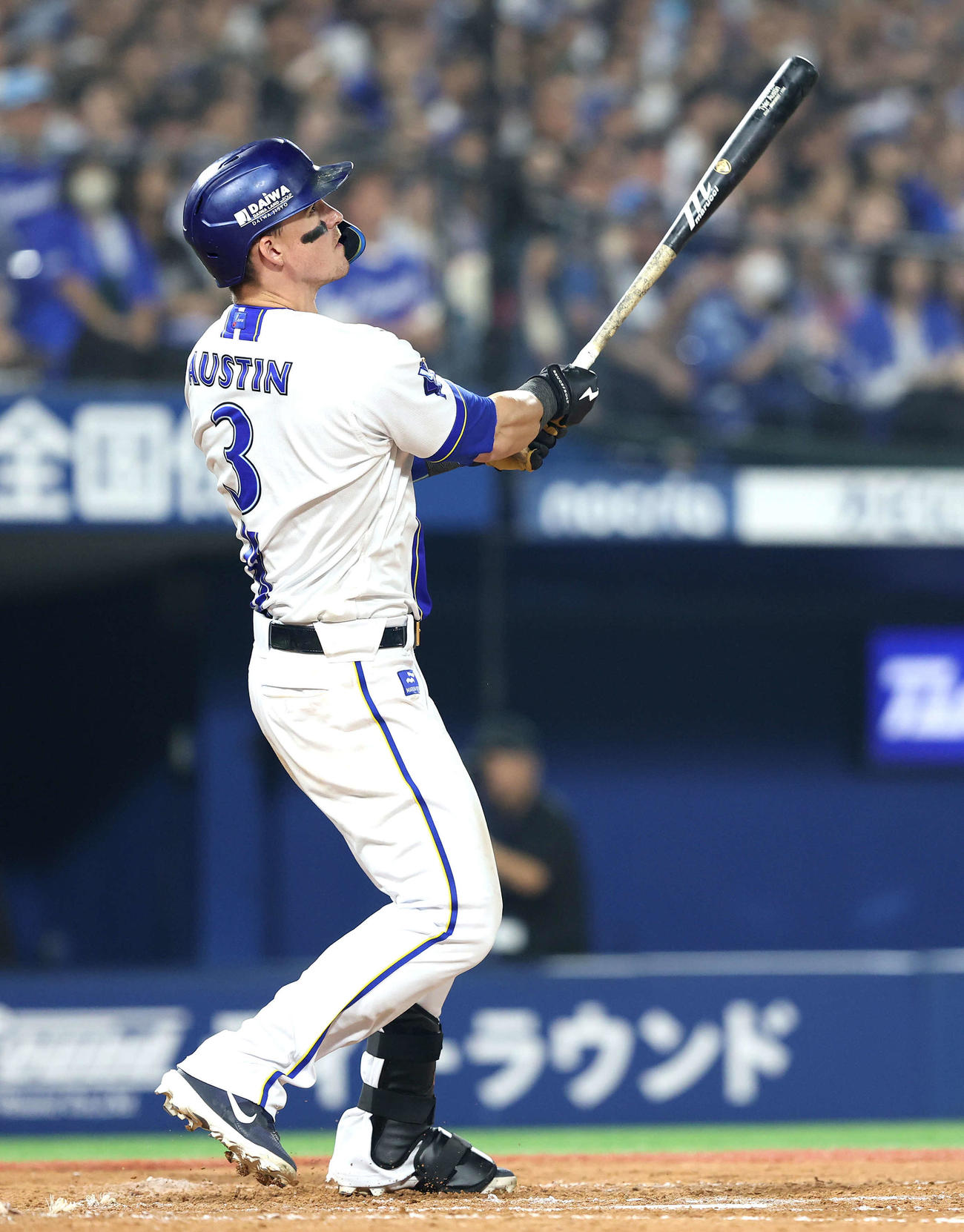 DeNA対中日　8回裏DeNA2死一塁、中越え同点2点本塁打を放つタイラー・オースティン（撮影・河田真司）
