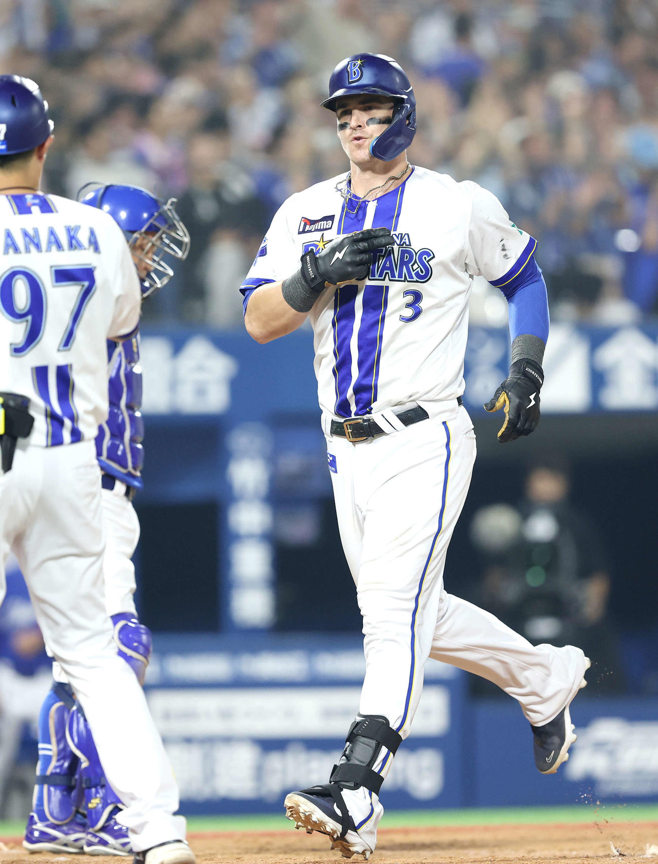 DeNA対中日　8回裏DeNA2死一塁、中越え同点2点本塁打で生還するタイラー・オースティン（撮影・河田真司）