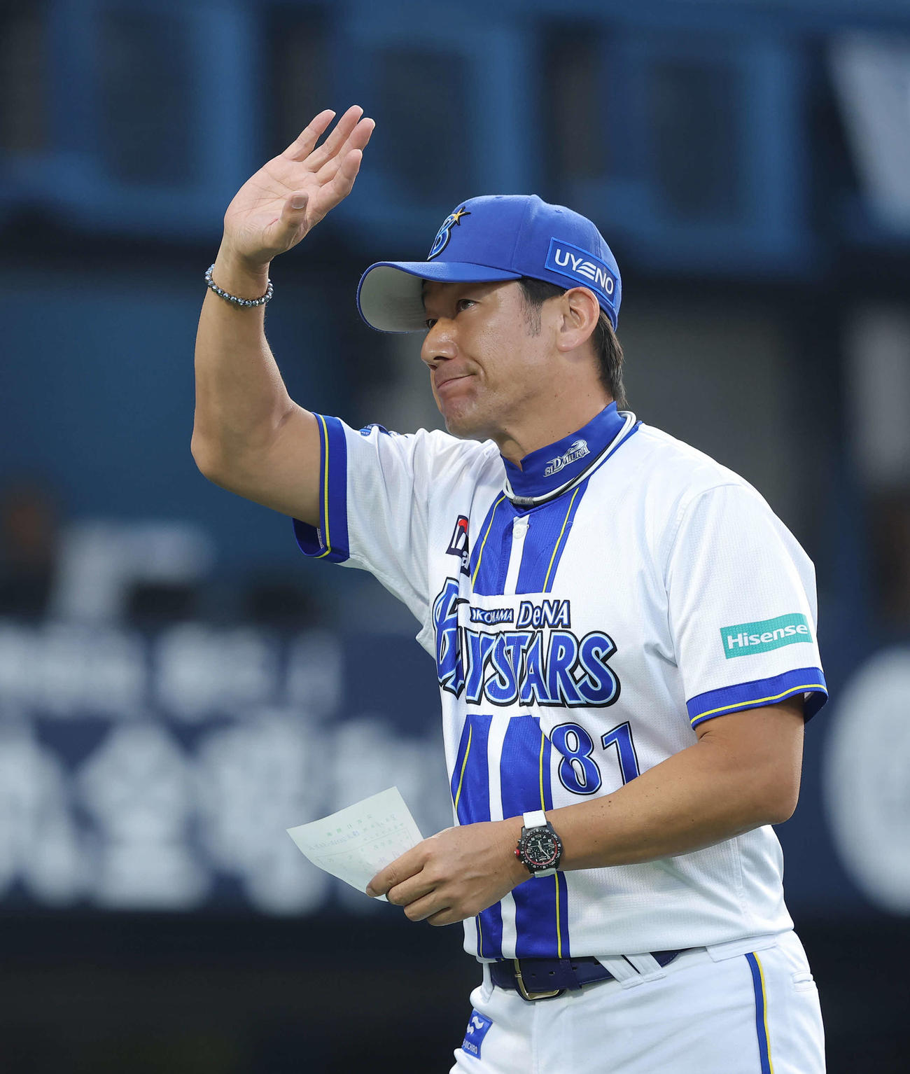 DeNA対中日　開始前、メンバー表交換を終え移動するDeNA三浦監督（撮影・河田真司）