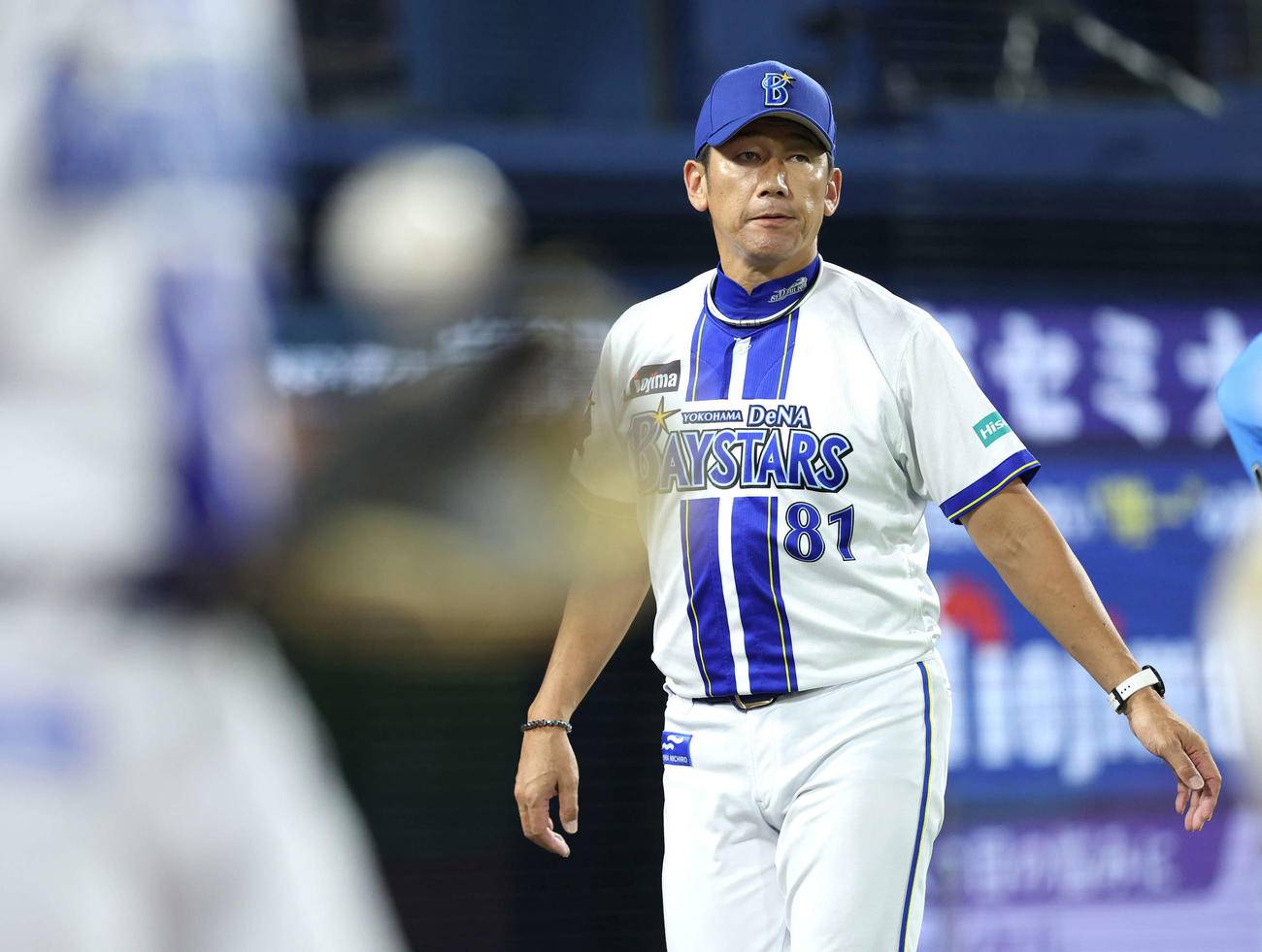 DeNA対中日　7回裏を終え、選手交代を告げる三浦監督（撮影・河田真司）