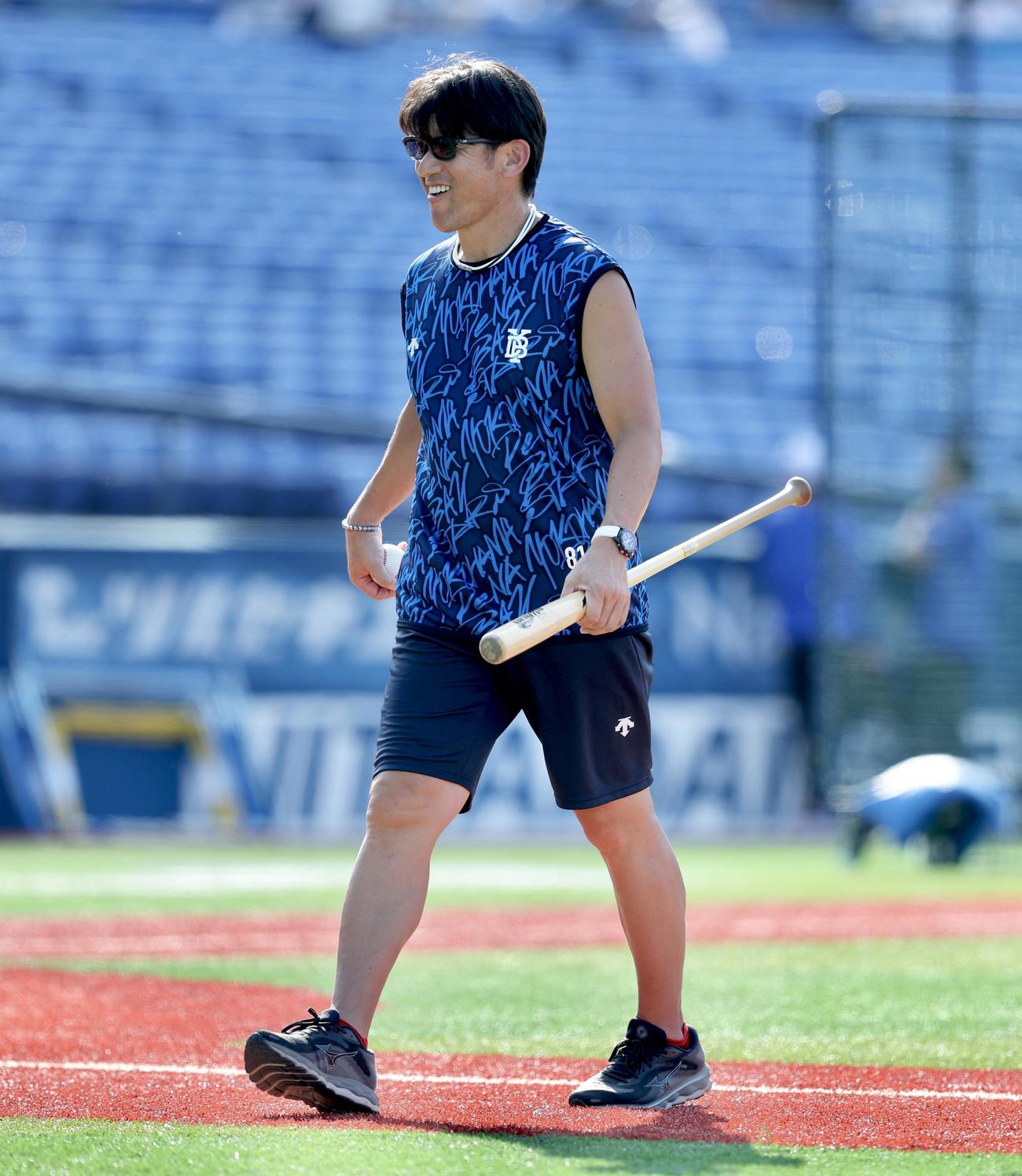 DeNA対中日　試合前、笑顔を見せるDeNA三浦監督（撮影・河田真司）