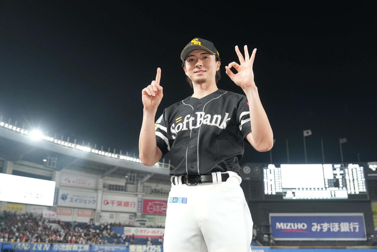 ロッテ対ソフトバンク　今季10勝目を挙げポーズを決めるソフトバンク先発の上沢（撮影・小沢裕）