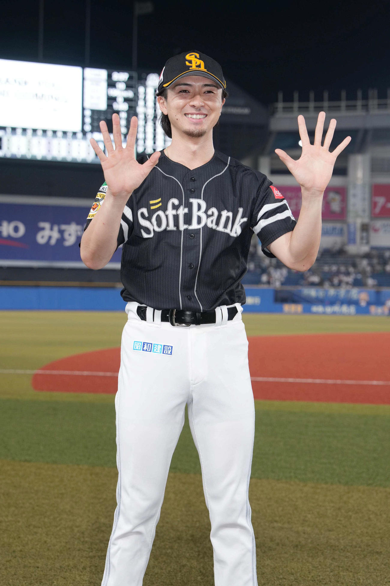 ロッテ対ソフトバンク　今季10勝目を挙げポーズを決めるソフトバンク先発の上沢（撮影・小沢裕）