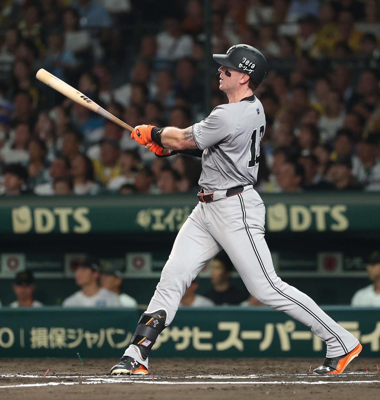 阪神対巨人　6回表巨人1死満塁、キャベッジは3点適時二塁打を放つ（撮影・上田博志）