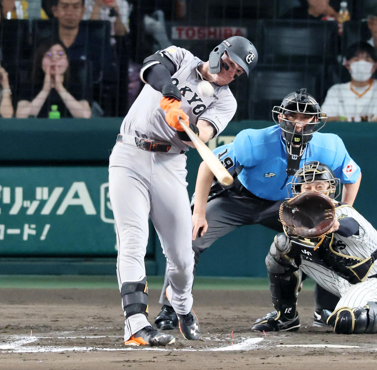 阪神対巨人　6回表巨人1死満塁、キャベッジは右越え走者一掃の適時二塁打を放つ（撮影・加藤哉）