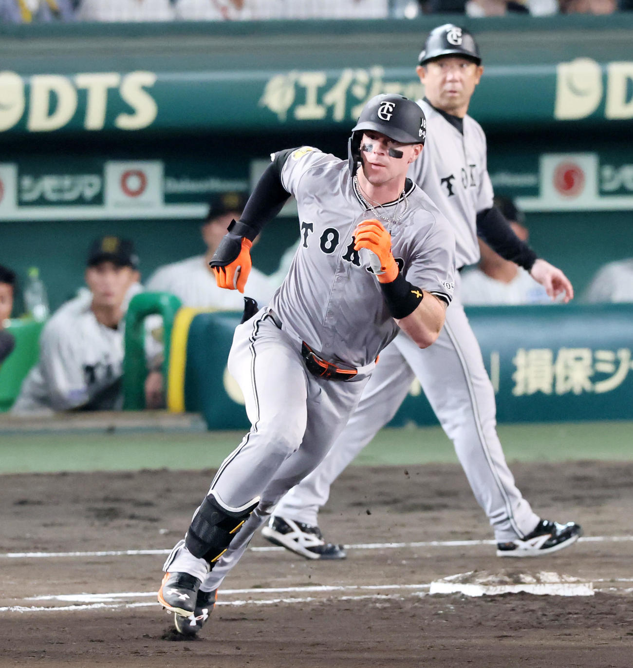阪神対巨人　6回表巨人1死満塁、キャベッジは右越え走者一掃の適時二塁打を放ちダイヤモンドを駆ける（撮影・加藤哉）