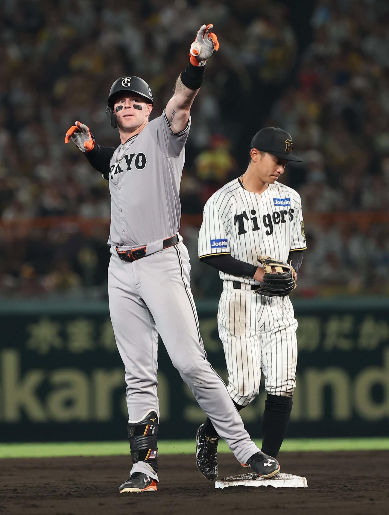 阪神対巨人　6回表巨人1死満塁、キャベッジは3点適時二塁打を放つ（撮影・上田博志）