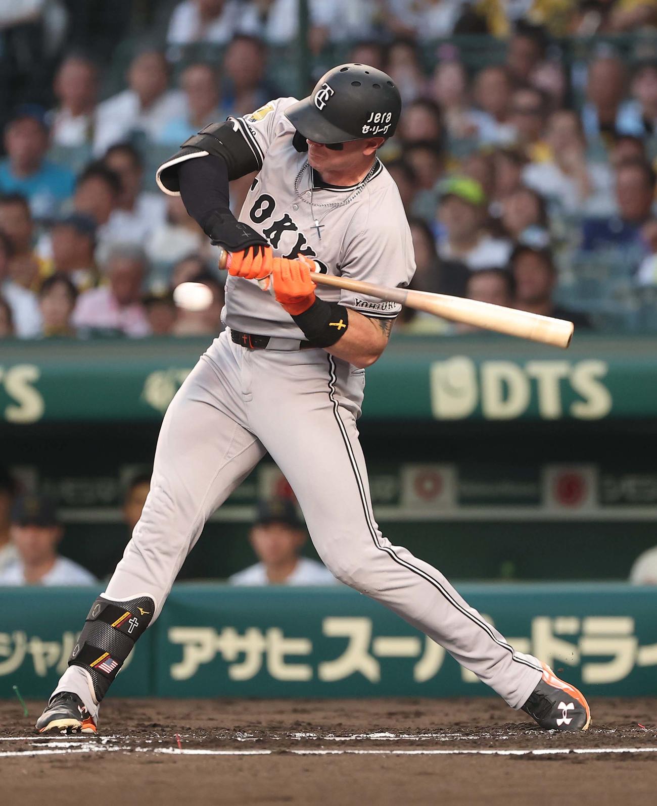 阪神対巨人　2回表巨人2死、キャベッジは死球を受ける（撮影・上田博志）