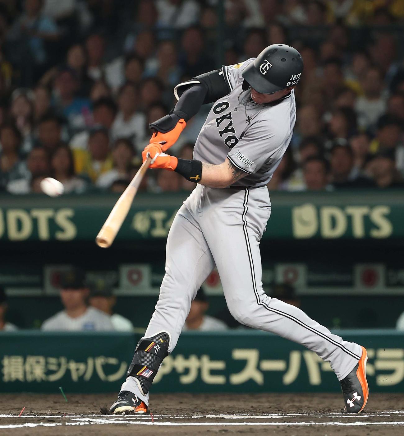 阪神対巨人　6回表巨人1死満塁、キャベッジは3点適時二塁打を放つ（撮影・上田博志）