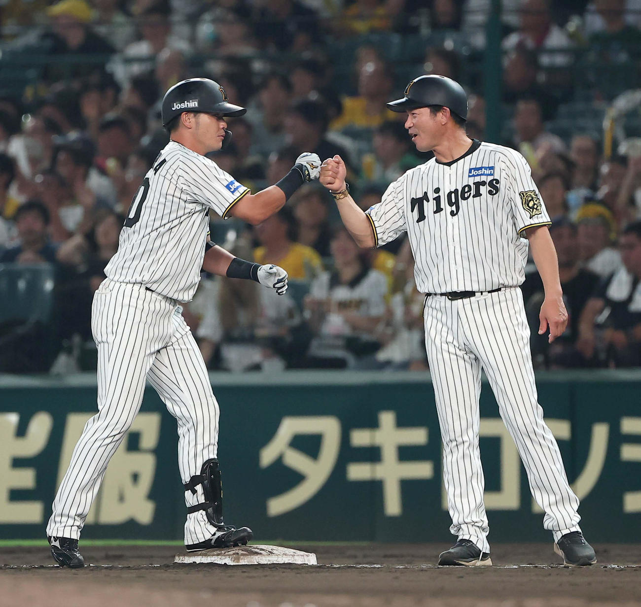 阪神対巨人　7回裏阪神1死一塁、小野寺は三塁内野安打を放つ（撮影・上田博志）