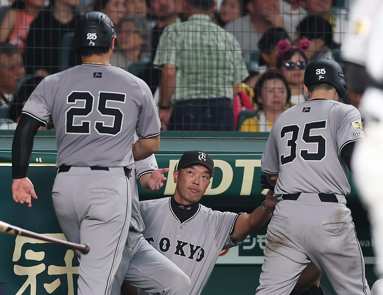阪神対巨人　6回表巨人1死満塁、キャベッジの3点適時二塁打で生還した泉口（右）と岡本和（左）を迎える阿部監督（撮影・前田充）
