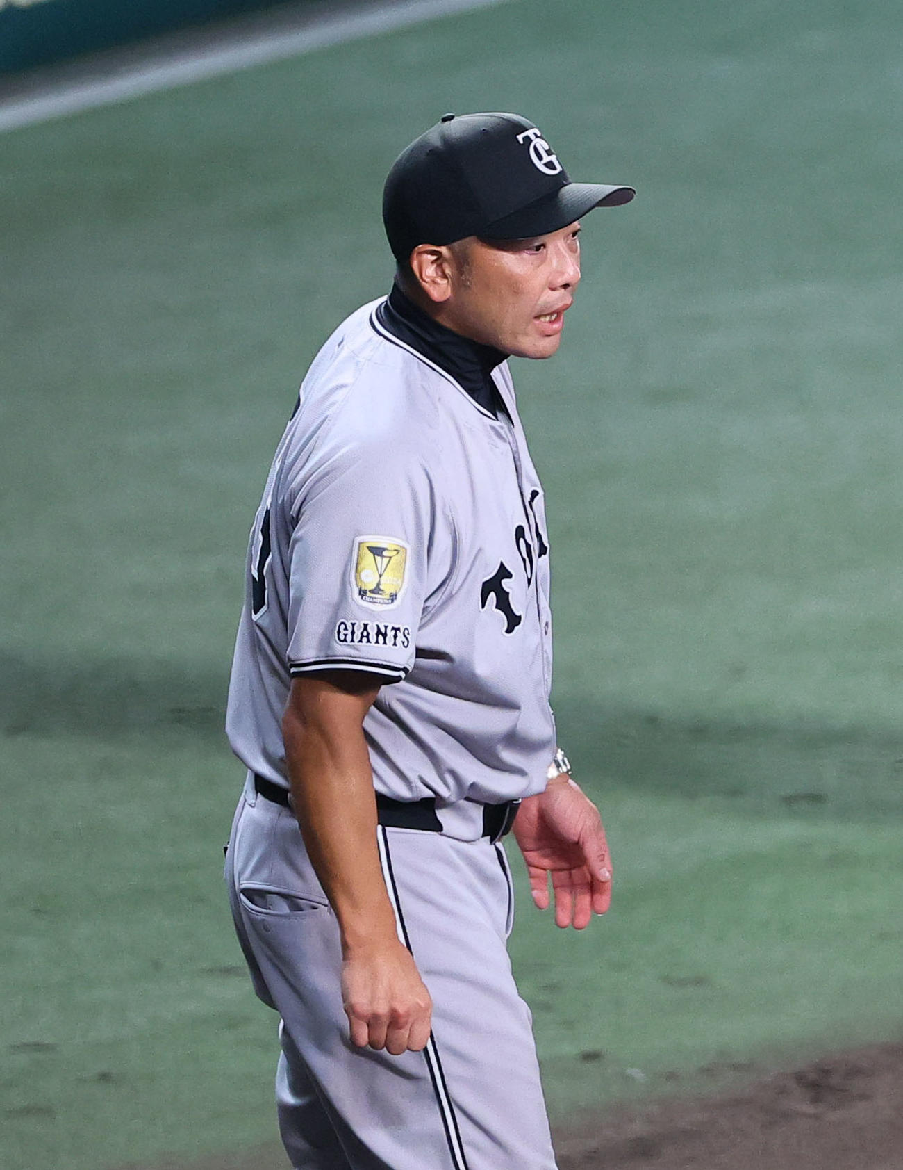 阪神対巨人　7回、交代を告げる巨人阿部監督（撮影・藤尾明華）