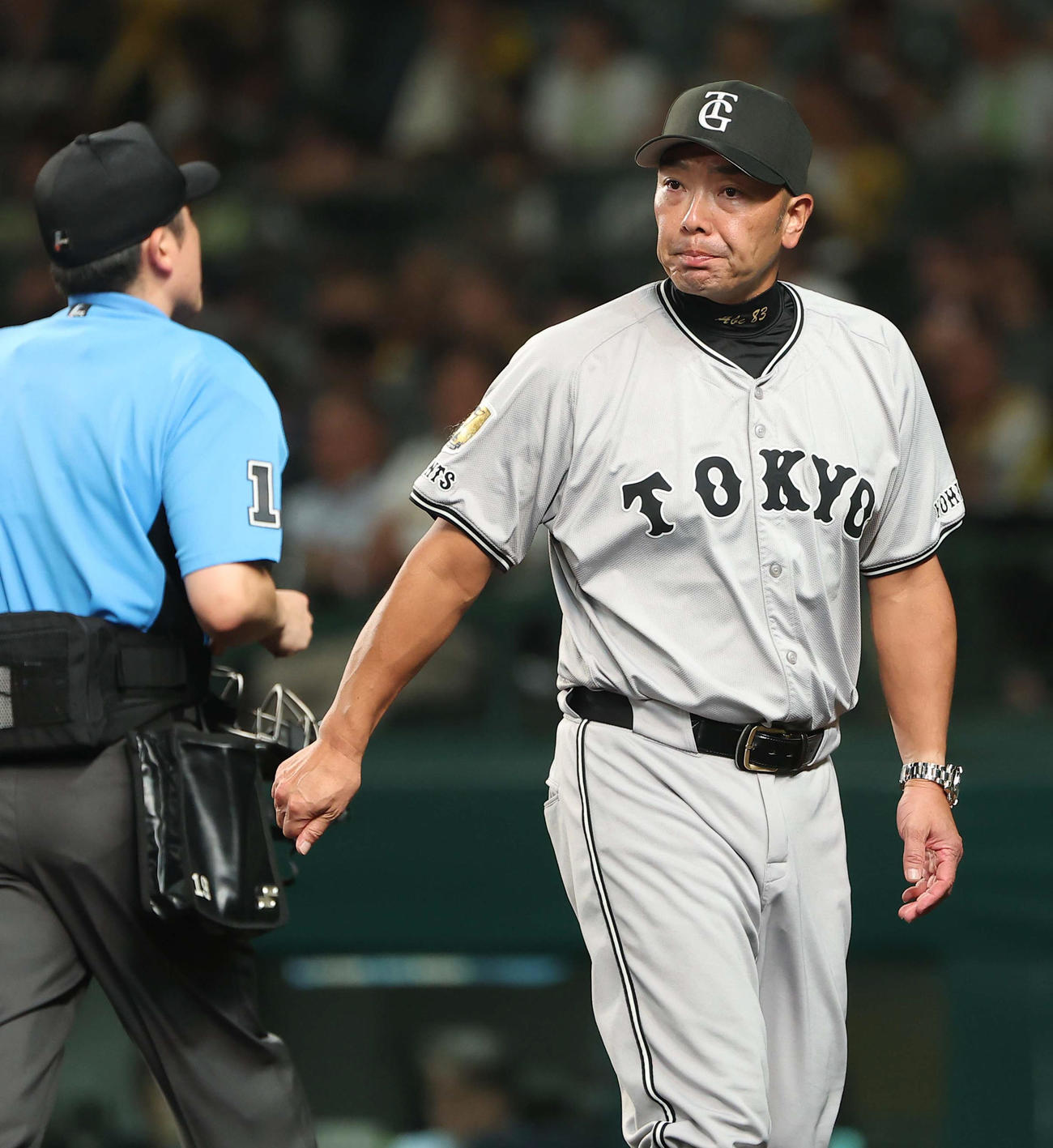 阪神対巨人　選手交代を告げる阿部監督（撮影・上田博志）
