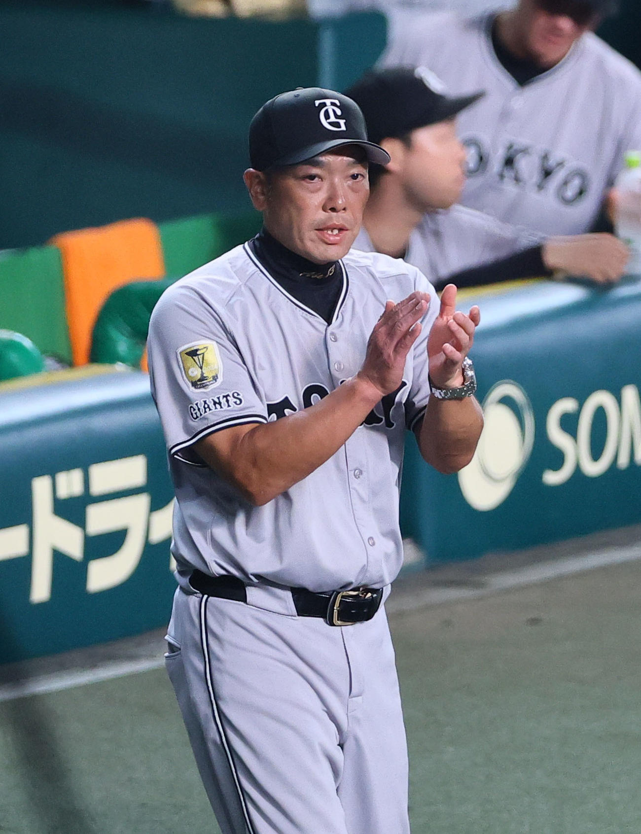 阪神対巨人　8回、交代を告げるためベンチを出る巨人阿部監督（撮影・藤尾明華）