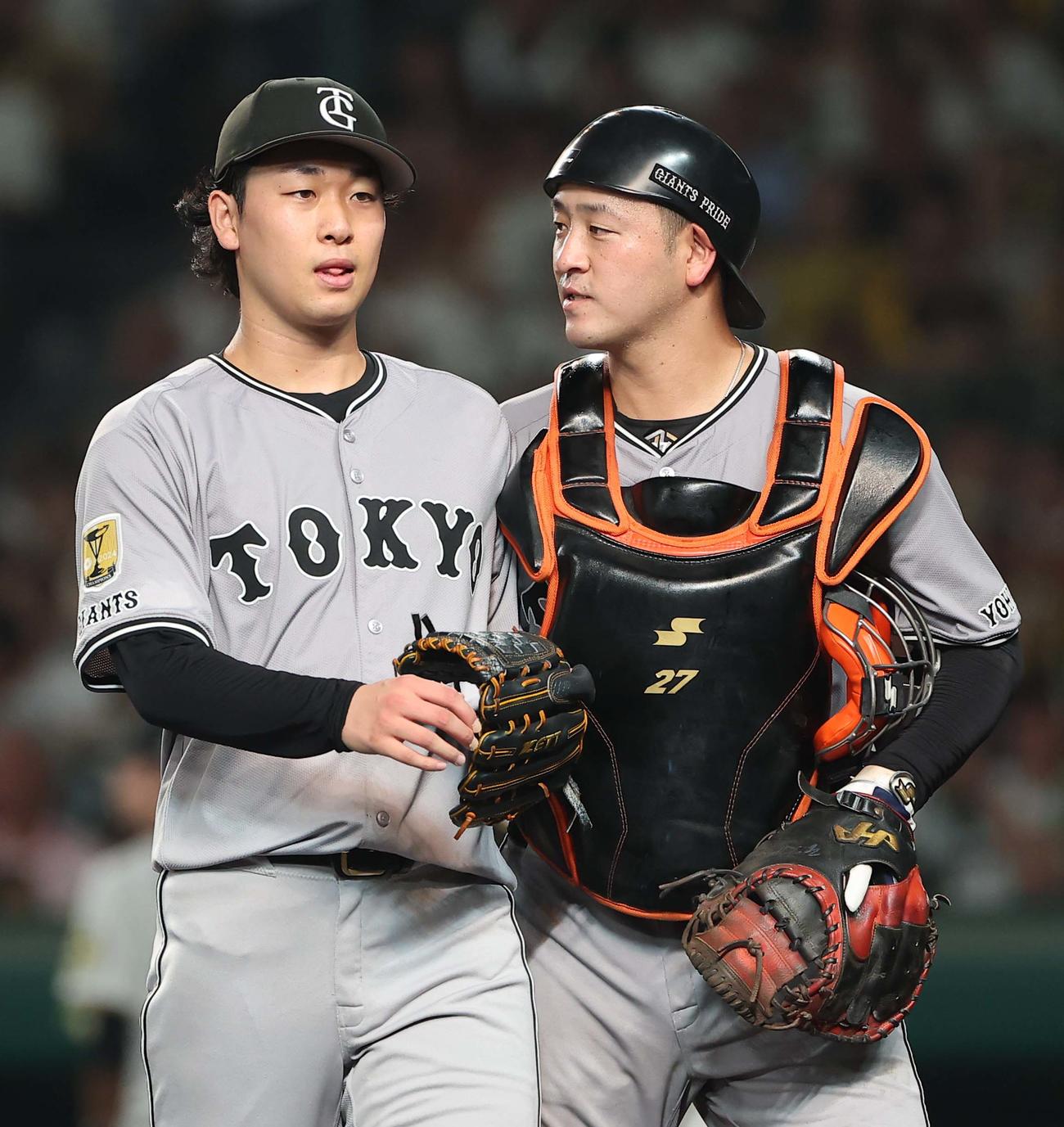 阪神対巨人　5回、岸田（右）と話しながらベンチに引き揚げる山崎（撮影・上田博志）