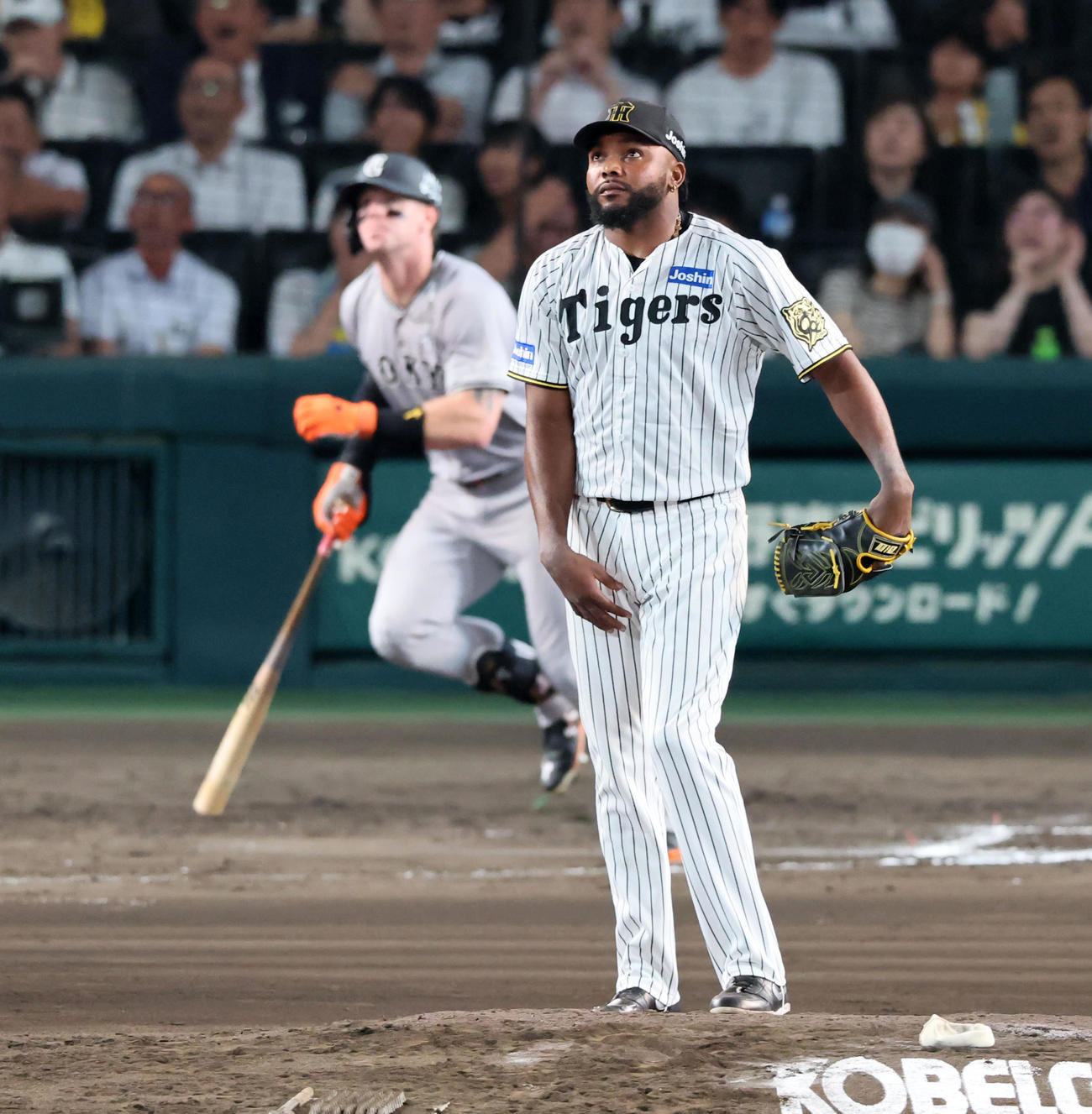 阪神対巨人　6回表巨人1死満塁、ドリスはキャベッジに右越え3点適時二塁打を打たれ失点（撮影・加藤哉）