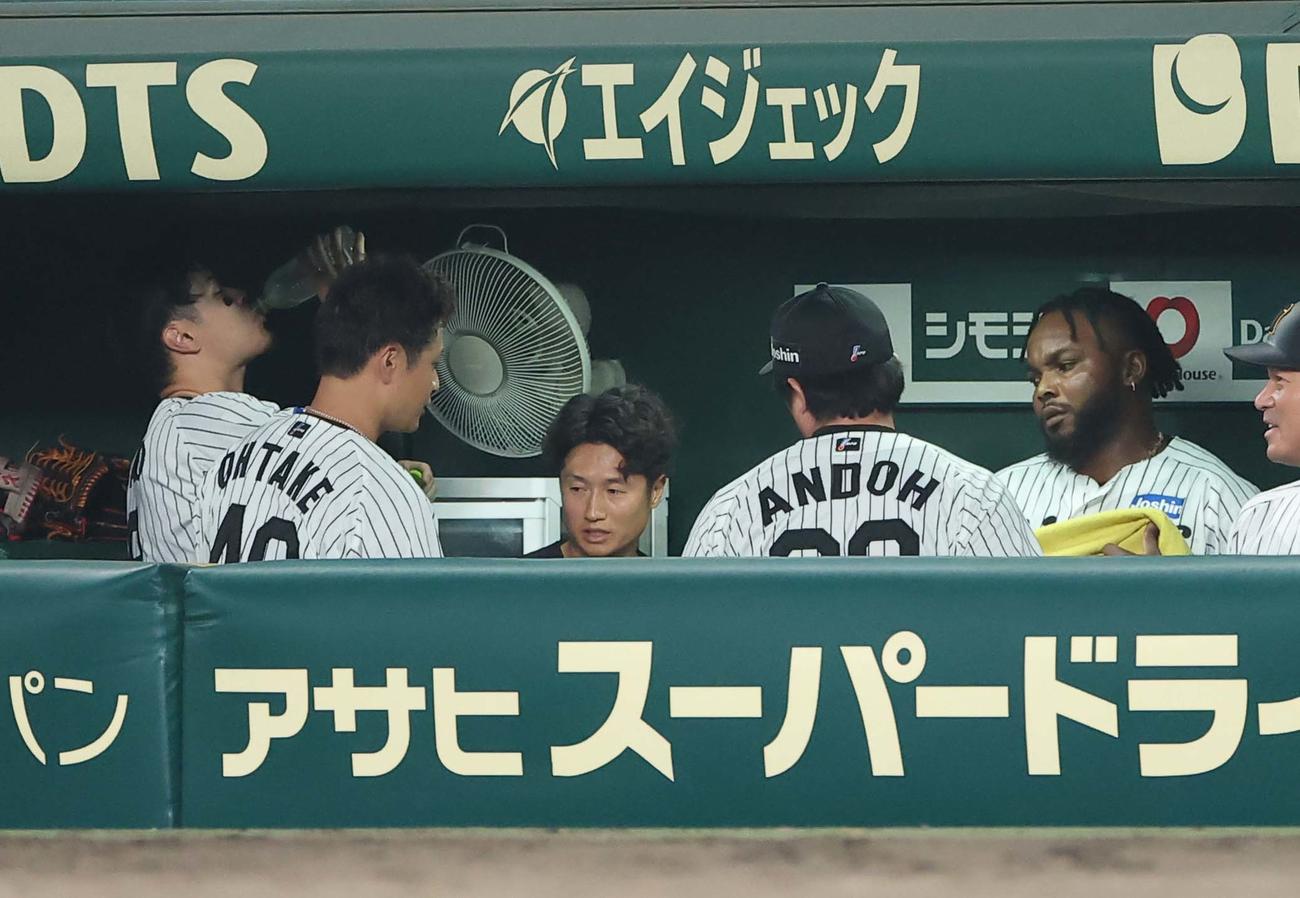 6回、ベンチで話をする大竹とドリス（右）（撮影・上田博志）