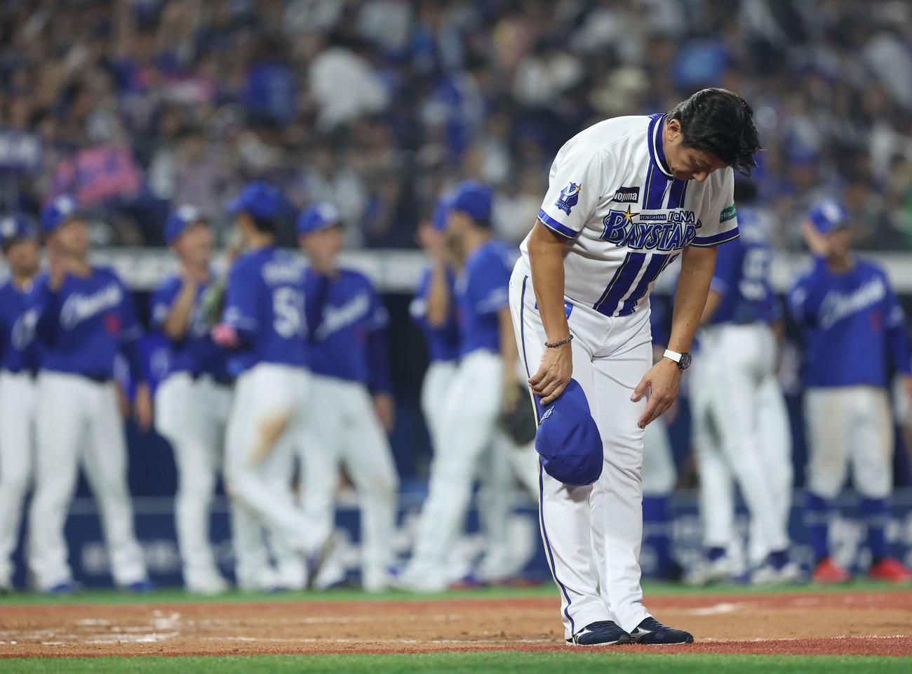 DeNA対中日　中日に敗れあいさつするDeNA三浦監督（撮影・河田真司）