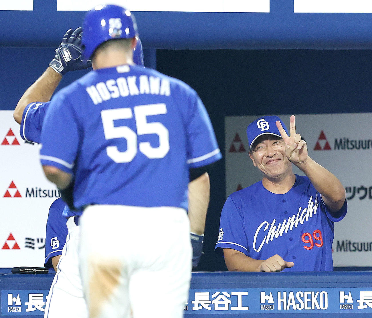 DeNA対中日　9回表中日無死一塁、右中間2点本塁打で生還するボスラーと細川（手前）をVサインで迎える井上監督（撮影・河田真司）