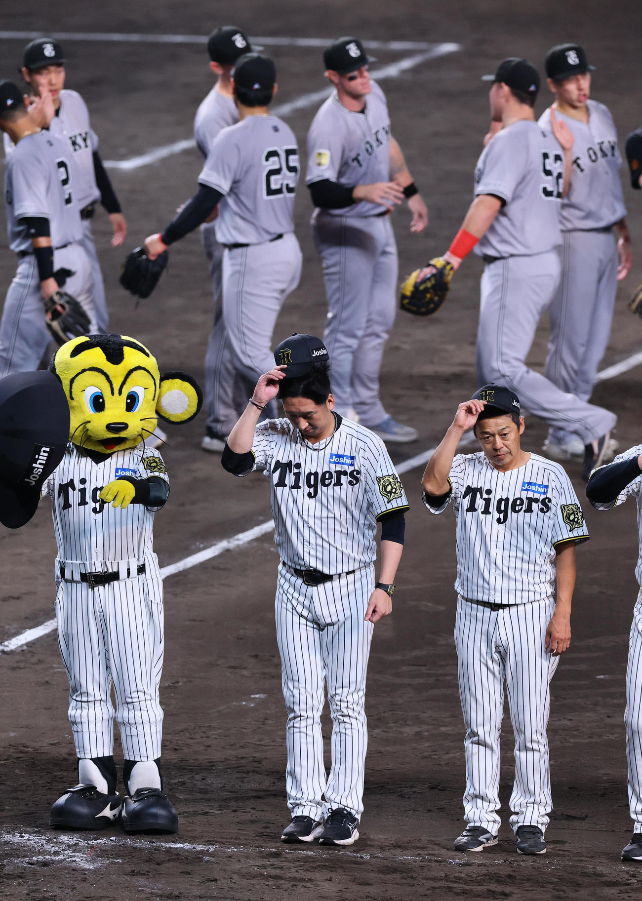阪神対巨人　巨人に敗れあいさつする阪神藤川監督（撮影・藤尾明華）