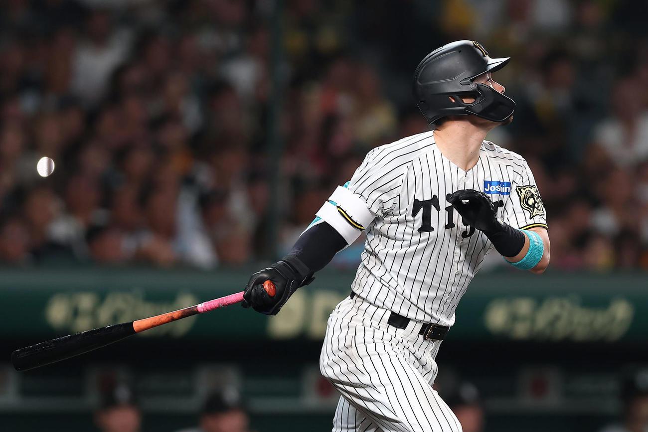 阪神対巨人　8回裏阪神1死、2者連続となる左越え本塁打を放つ佐藤輝（撮影・前田充）