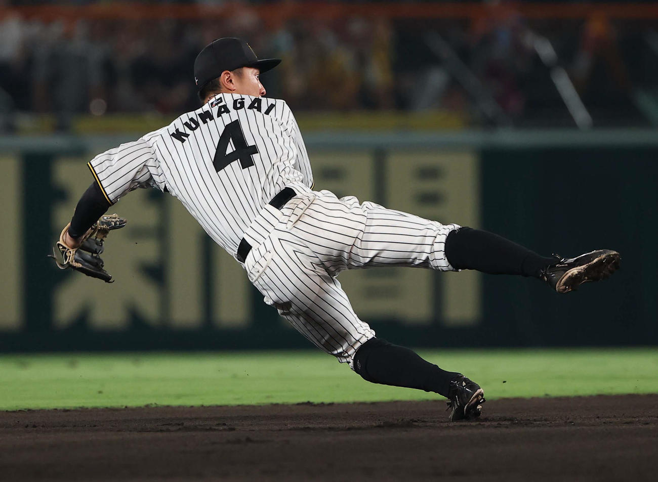 阪神対巨人　6回表巨人1死二塁、リチャードの遊ゴロを軽快にさばく熊谷（撮影・上田博志）