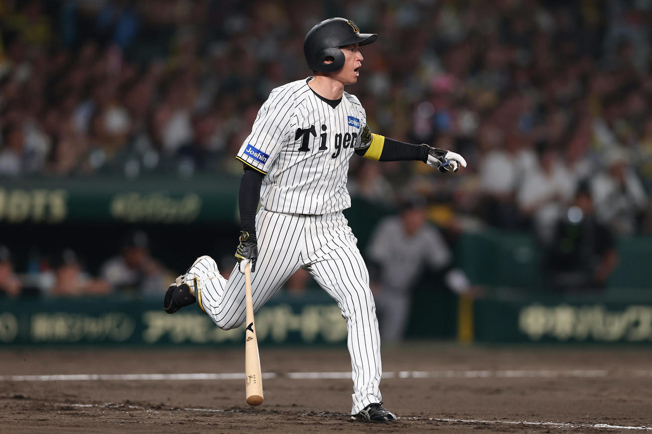 阪神対巨人　5回裏阪神1死満塁、二直併殺に倒れる近本（撮影・前田充）