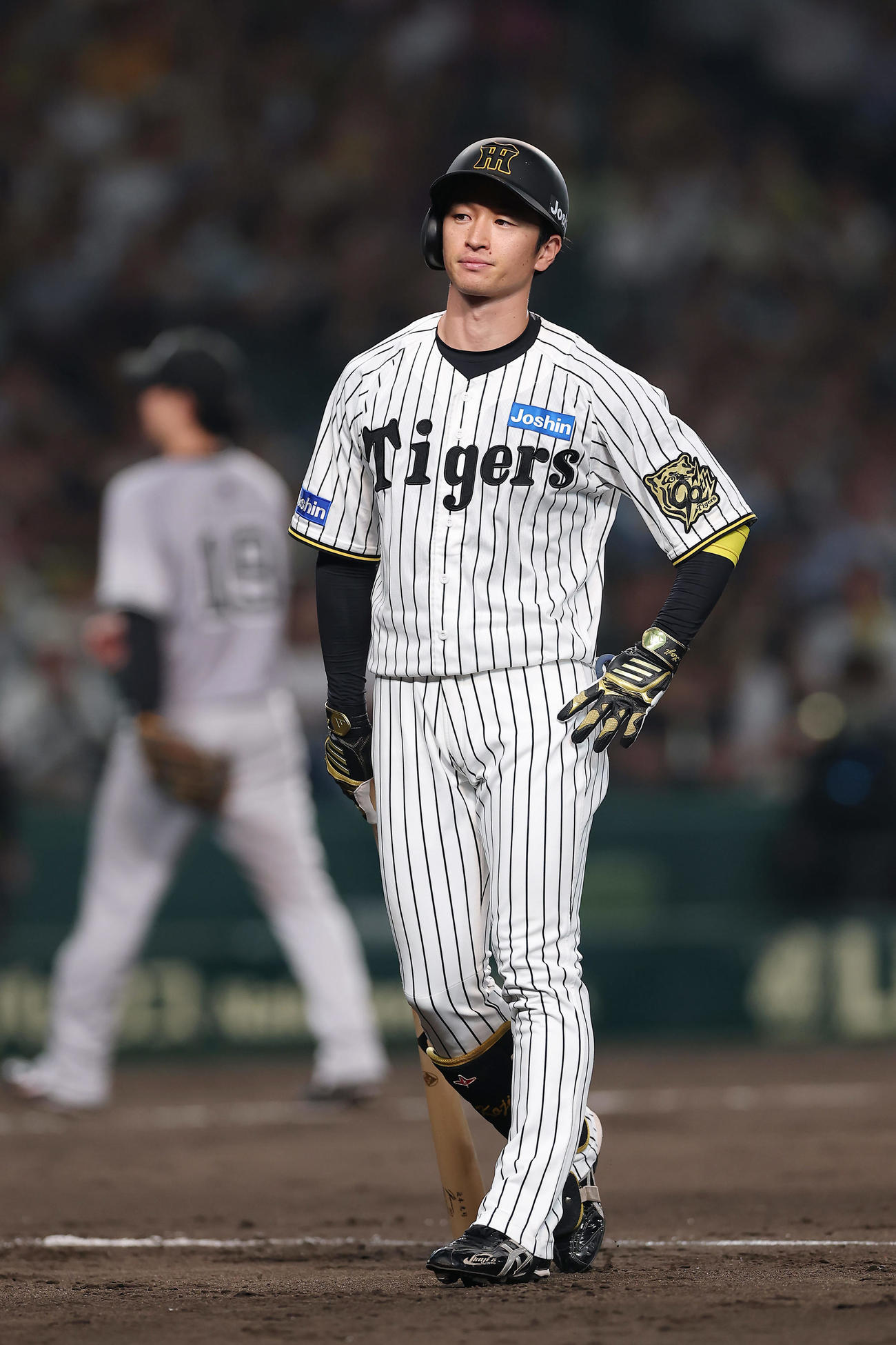 阪神対巨人　5回裏阪神1死満塁、二直併殺に倒れた近本（撮影・前田充）